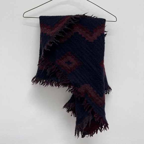 Aritzia Diamond Mosaic Triangle Scarf - Picture 3 of 4